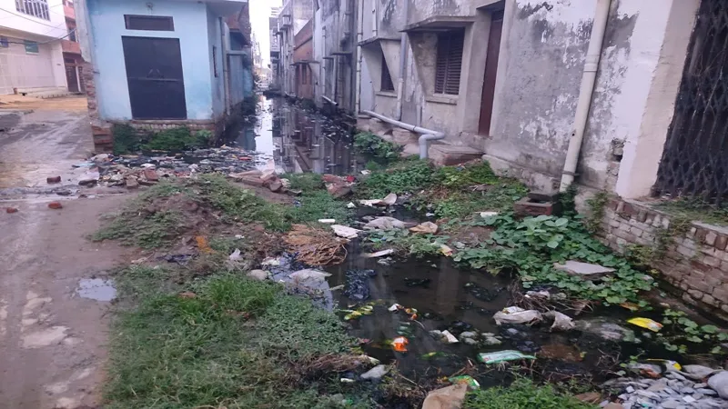 अयोध्या: नालियां ही नहीं सड़कें भी बनेंगी मच्छरों का ठिकाना, बढ़ाएंगे परेशानी