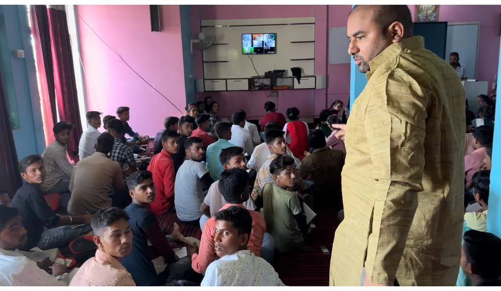 पीलीभीत: कोचिंग पढ़ाते धरे गए एसआरएम इंटर कॉलेज के शिक्षक फिर हो गई कार्रवाई...जानिए क्यों