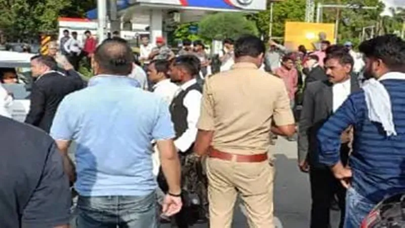 प्रयागराज: कोर्ट में आत्मसमर्पण करने जा रहे आरोपी को पुलिस ने रास्ते से दबोचा, वकीलों ने किया का चक्काजाम
