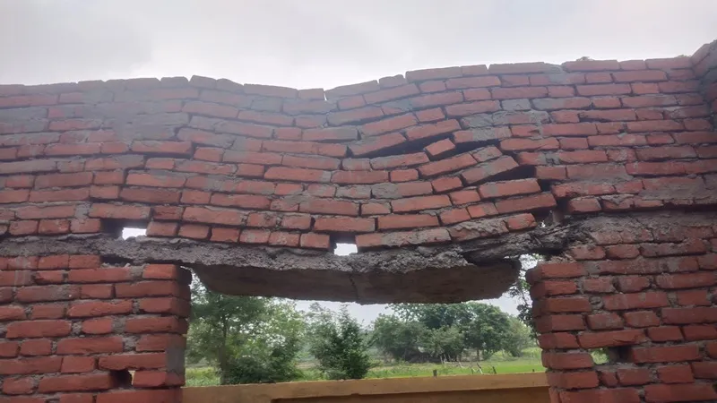 गोंडा: स्कूल निर्माण में अनियमितता पर जेई और ठेकेदार के खिलाफ F.I.R. दर्ज