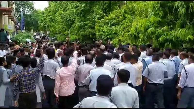 वाराणसी: बीएचयू में छात्रों के साथ धक्का-मुक्की, समस्याओं को लेकर छात्र कर रहे थे विरोध