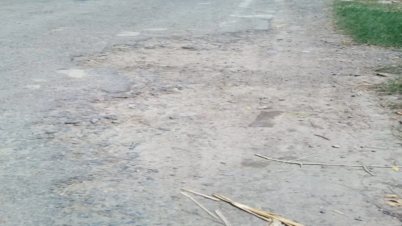 तारुन को अयोध्या से जोड़ने वाले मुख्य मार्ग पर गड्ढे ही गड्ढे 