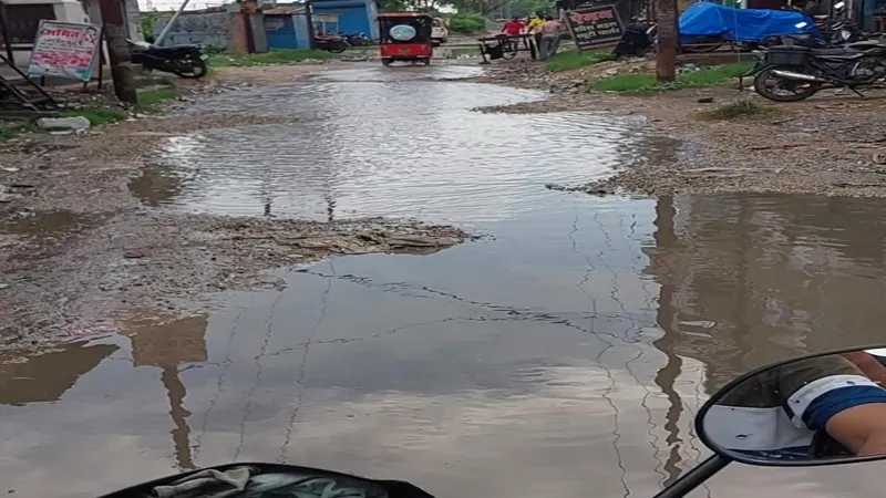 अयोध्या: सीएचसी पहुंचने से पहले ही मरीजों को मिल रहे जख्म, गड्ढायुक्त सड़कें व जलभराव की समस्या जूझ रहे लोग 