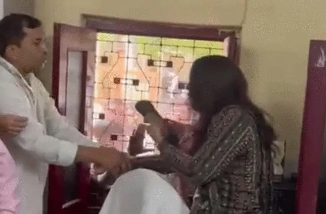 चप्पलबाज टीचर! आगरा में शिक्षिका ने चप्पल से की शिक्षकों की पिटाई, देखें Video