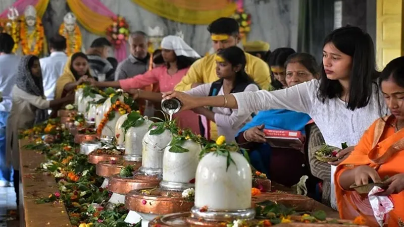 प्रयागराज: शिवमंदिरों में भक्तों की लगी कतार, हर-हर महादेव के उद्षोष से शिवमय हुआ वातावरण