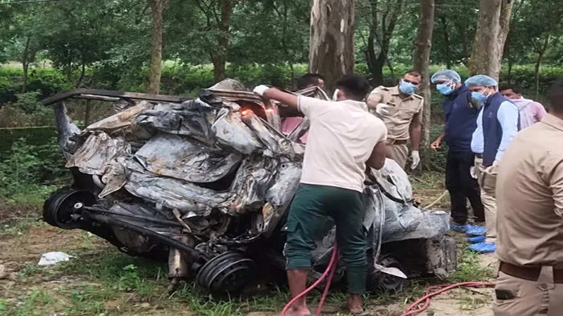 सहारनपुर: ट्रक की टक्‍कर के बाद कार में आग लगी, चार व्यक्तियों की मौत