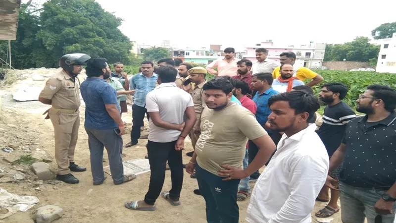 हरदोई में भीषण सड़क हादसा: पेड़ से टकराई कार, भाजपा नेता समेत तीन की मौत, दो घायल