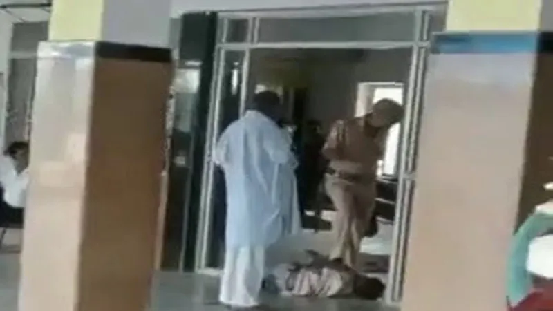 Video: रेलवे स्टेशन पर सुरक्षाकर्मी ने बच्चे के ऊपर पैर रखकर धकेला, वीडियो वायरल  