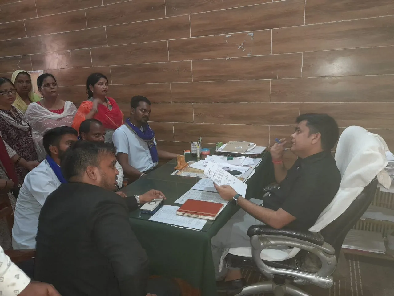 बरेली: बुद्ध प्रतिमा हटाने पहुंची टीम के सामने महिलाओं ने गिराया गेट, किया हंगामा