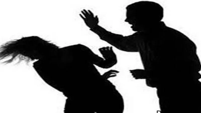 लखनऊ: बीच सड़क पर पति ने प्रेमिका के संग मिलकर पत्नी को पीटा, वीडियो वायरल