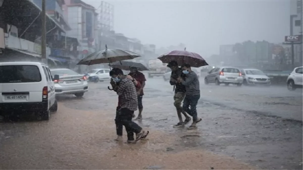 मुंबई के कई हिस्सों में भारी बारिश, आईएमडी ने ‘येलो’ अलर्ट किया जारी  