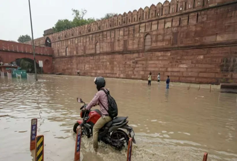 दिल्ली: बाढ़ जैसी स्थिति के चलते लालकिला 14 जुलाई तक किया गया आगंतुकों के लिए बंद 