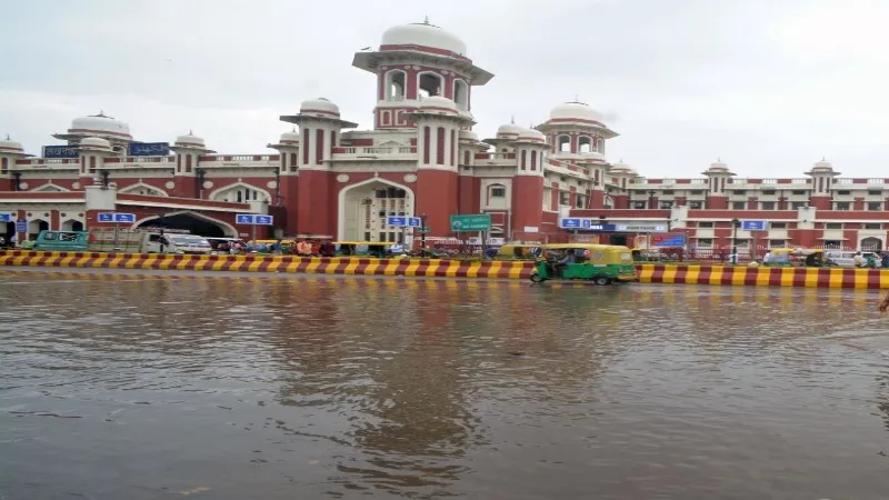 तेज बारिश में भीगा लखनऊ, हर तरफ लगा जाम  