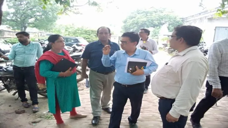 अयोध्या में बीएसए ऑफिस देख टीम बोली - इसका तो कर देते कायाकल्प 