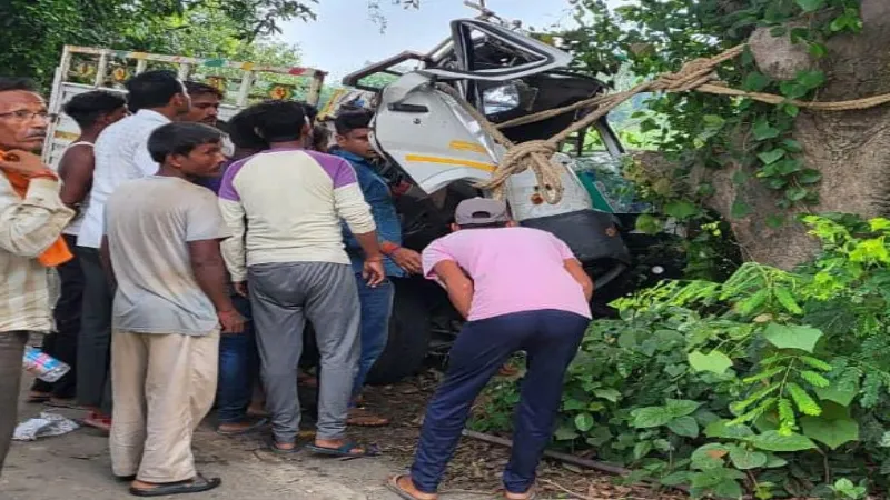 Gonda Accident : सड़क किनारे पेड़ से टकराई अनियंत्रित पिकअप, खलासी की मौत