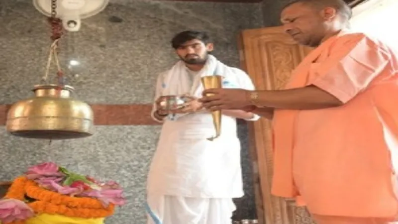 CM योगी ने गोरखपुर के प्राचीन शिव मंदिर में किया रुद्राभिषेक