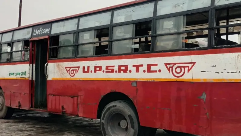 बाराबंकी में रोडवेज कंडक्टर को यात्री ने जमकर पीटा, कैश लूटने का प्रयास
