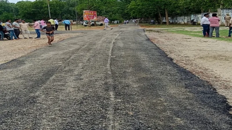 बहराइच में डिप्टी CM के दौरे से पहले ही बन गई सड़क, लोग बोले - रोज आएं जनप्रतिनिधि  