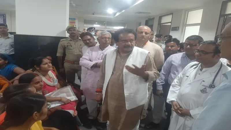 वाराणसी में केंद्रीय मंत्री ने BHU अस्पताल का किया निरीक्षण, मरीजों से किया संवाद 
