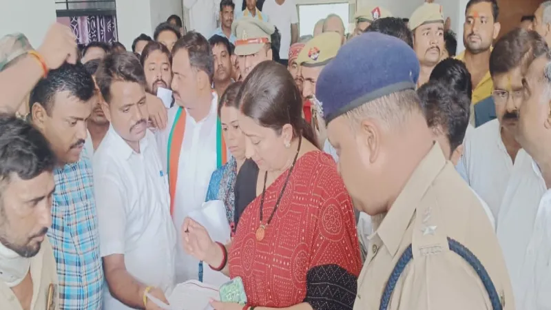 सुल्तानपुर में फ्लीट से गायब अफसरों पर मंत्री स्मृति ईरानी ने जताई नाराजगी, CDO और SDM पर लिया ये एक्शन