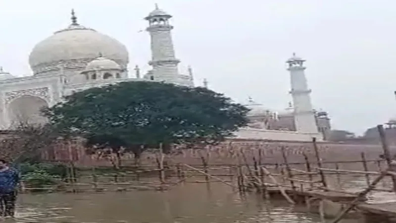 आगरा : यमुना नदी का घटा जलस्तर, जलभराव से बढ़ी परेशानी 