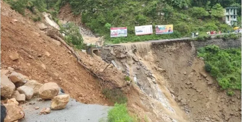 चमोली: कमेड़ा में 100 मीटर सड़क बही, VIRAL हो रहा वीडियो देखें इधर 