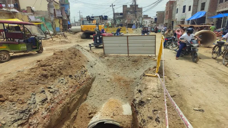 अयोध्या: रामपथ पर फिर टूटी आठ पाइप लाइनें, 10 मोहल्लों की जलापूर्ति ठप