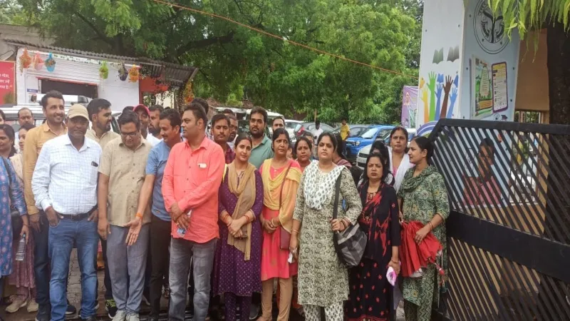 बहराइच में शिक्षकों ने जताया रोष, वरिष्ठता के आधार पर स्थानांतरण करने की उठाई मांग