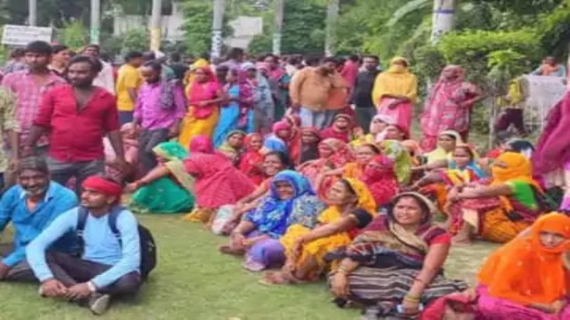 प्रयागराज में सफाई कर्मचारियों ने की Strike , शहर में लगे कूड़े के ढेर  
