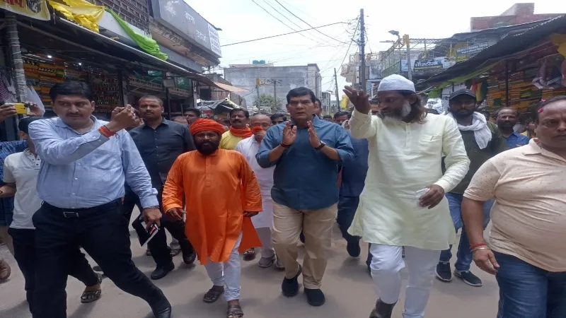 बाराबंकी : नगर विकास मंत्री को होटलों पर नहीं मिले डस्टबिन, जनता ने किया स्वागत 