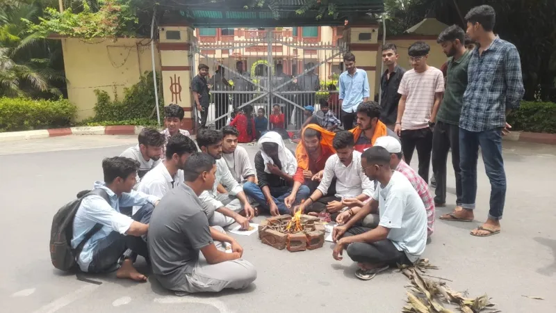 BHU News : बी वोक के छात्र फिर पहुंचे कुलपति आवास, शुरू किया बुद्धि-शुद्धि यज्ञ