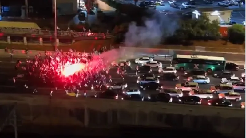 Israel: तेल अवीव पुलिस प्रमुख के इस्तीफे के बाद हजारों लोगों में रोष, प्रदर्शनकारियों ने राजमार्ग किया बंद... देखें तस्वीरें