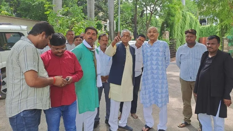 प्रयागराज में बन रही मध्यप्रदेश चुनाव की रणनीति, कांग्रेस सांसद प्रमोद तिवारी के घर जुटे नेता  