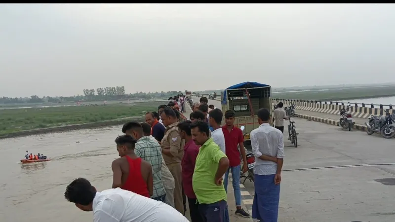 बहराइच : मायके जा रही विवाहिता चलारीघाट से घाघरा नदी में कूदी, तलाश में जुटे गोताखोर
