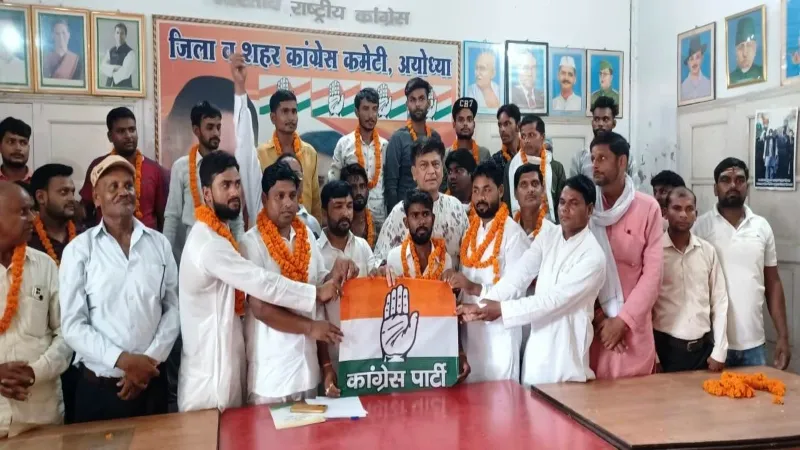अयोध्या में बढ़ा कांग्रेस का कुनबा, कई लोगों को पूर्व प्रदेश अध्यक्ष ने ज्वाइन कराई पार्टी 