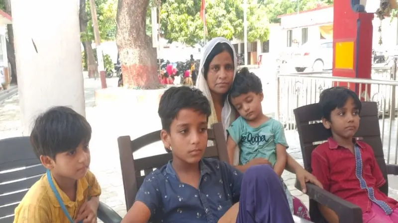 न रहने को घर , न खाने को निवाला , चार दिन से छोटे बच्चों के साथ प्लेटफार्म पर भूखी पड़ी थी सुनीता 