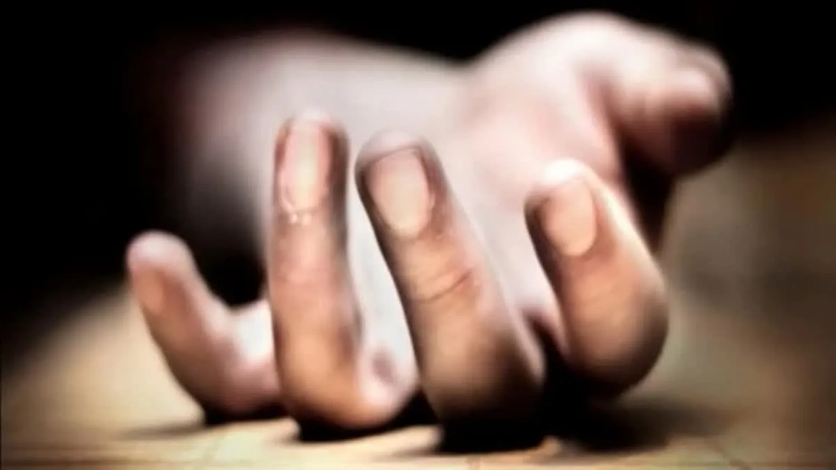 शाहजहांपुर: अधेड़ व्यक्ति का शव खून से लथपथ भूसे के ढेर में मिला