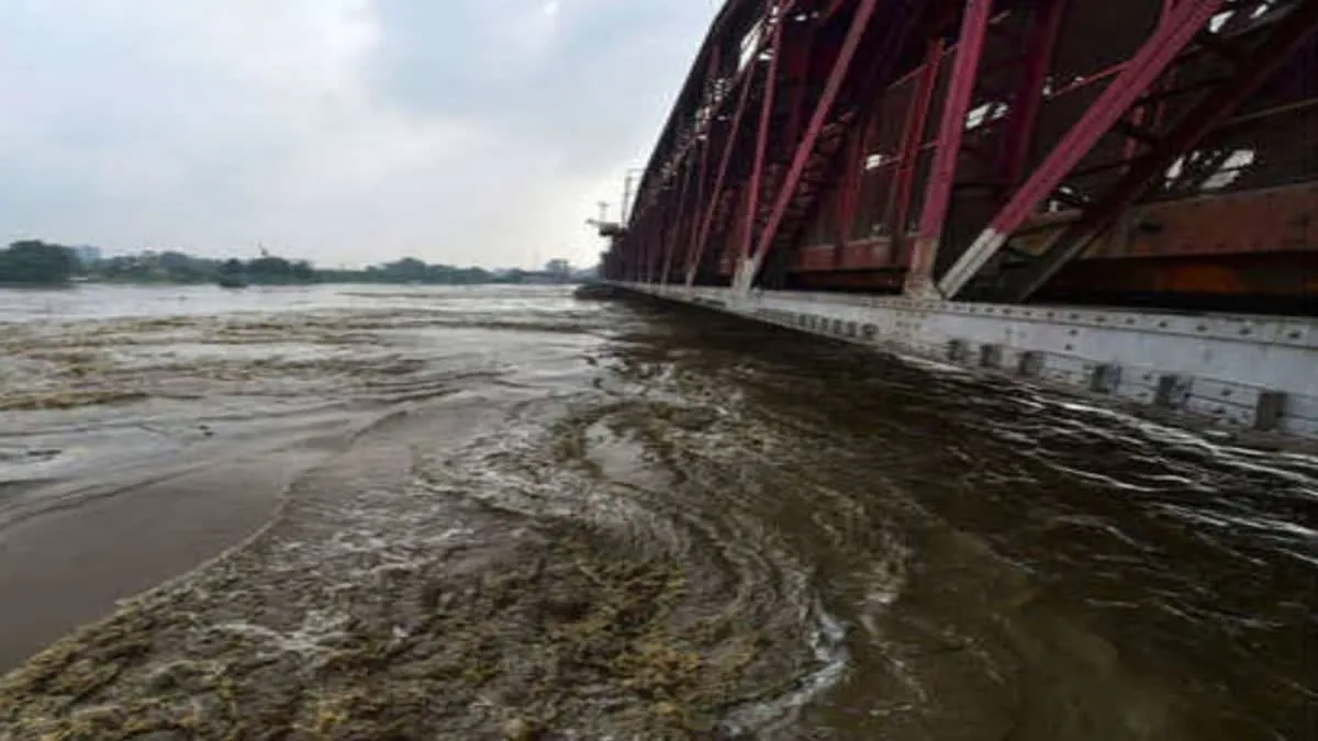 दिल्ली : यमुना का जलस्तर खतरे के निशान से ऊपर, ‘ओल्ड रेलवे ब्रिज’ रेल यातायात के लिए बंद 