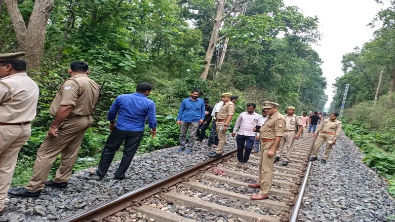 गोंडा: मां ने लगाई डांट तो बेटे ने ट्रेन के सामने कूद कर दे दी जान, शव को सीने से लगाकर फफक रही मां