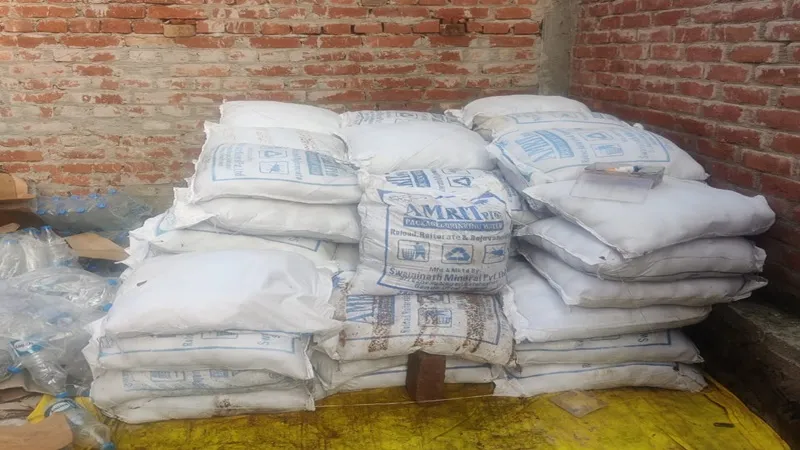 Amrit Vichar Impact: बहराइच में 85 बोरी पानी सीज, दुकानदार को नोटिस, जांच को भेजा गया सैंपल