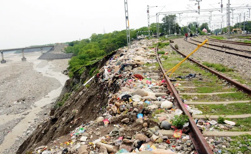 हल्द्वानी: बारिश का मौसम वायरक्रेट की दीवार बनाने में निकलेगा…कैसे बचेगा हल्द्वानी रेलवे स्टेशन