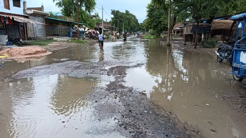 रायबरेली : विकास के खोखले दावे की तस्वीर है महराजगंज-इंन्हौना मार्ग, पूर्व विधायक ने CM से की निर्माण की मांग 