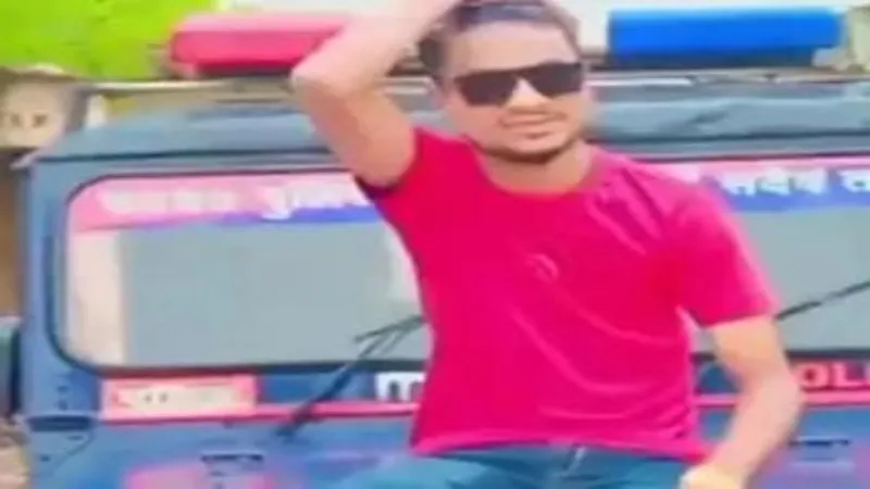 प्रयागराज : पुलिस जीप की बोनट पर बैठकर बनाया वीडियो, युवक गिरफ्तार 