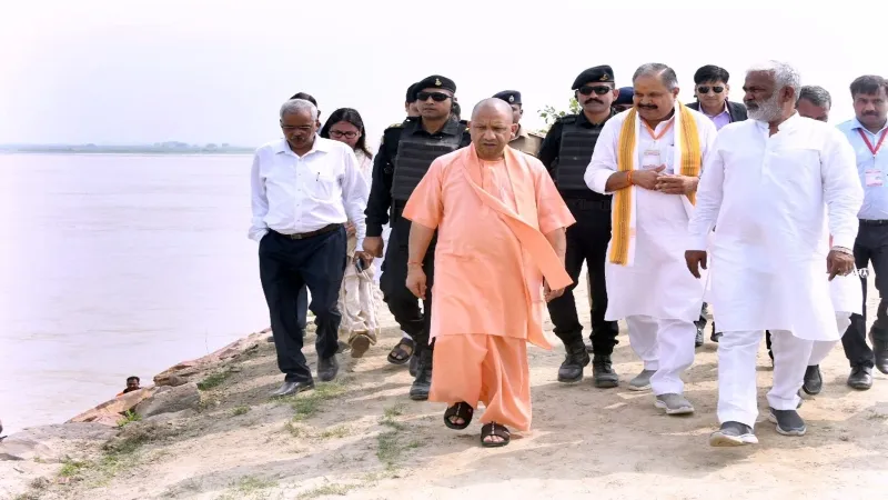 गोंडा पहुंचे CM योगी, भिखारीपुर सकरौर तटबंध का किया निरीक्षण 