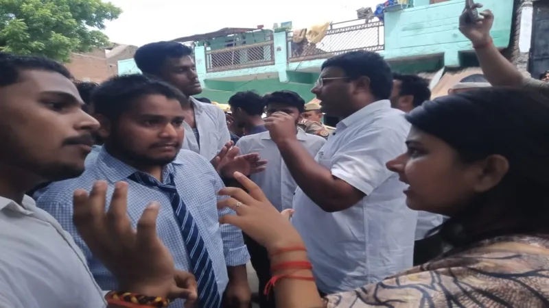 बाराबंकी : अव्यवस्था से परेशान नवोदय विद्यालय के छात्रों ने किया प्रदर्शन