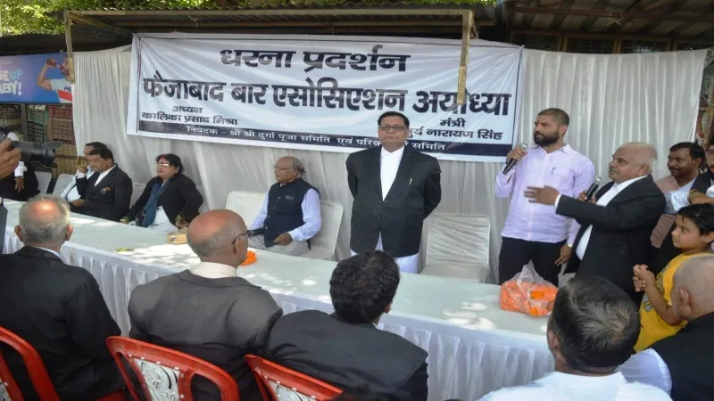 अयोध्या : मोदहा रेलवे ओवरब्रिज डिजाइन को लेकर सड़क पर उतरे अधिवक्ता