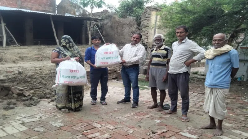 रायबरेली में अग्निपीड़ितों के घर पहुंची सोनिया गांधी की राहत किट 