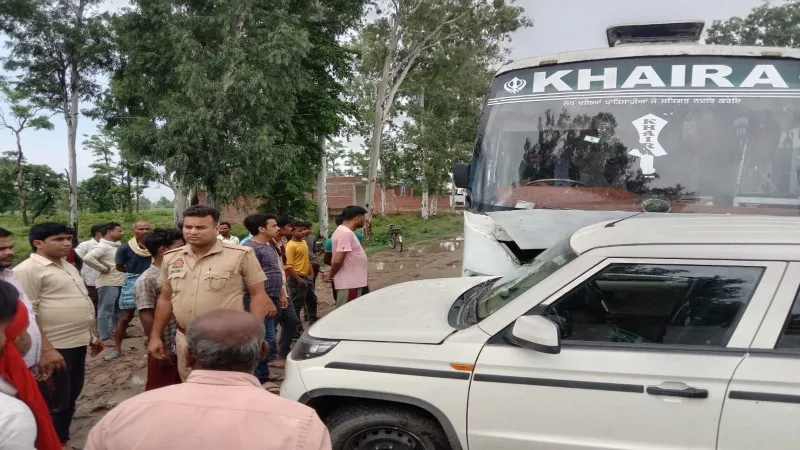 हाईवे पर हादसा : बस और बोलेरो में टक्कर, बारिश के चलते हुई दुर्घटना 