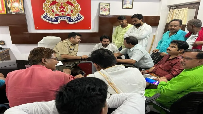 वाराणसी : भाजपा कार्यकर्ता ने थाने में दिया परिचय, सब-इंस्पेक्टर बोले - तो मेरा क्या बिगाड़ लोगे..