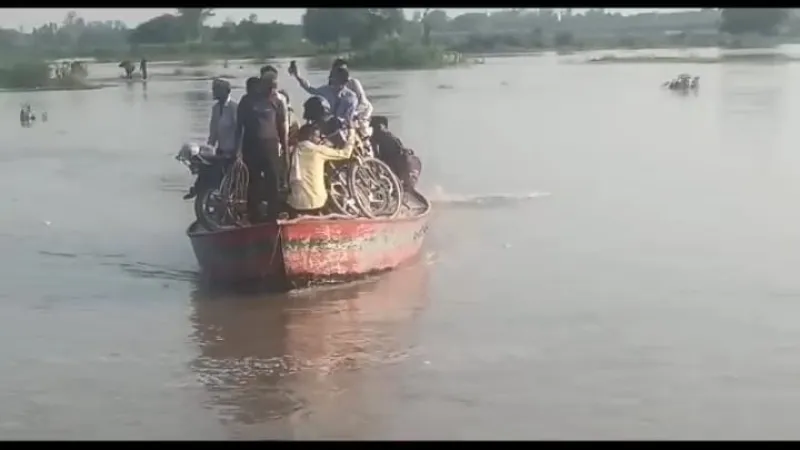 अयोध्या में ढेमवा पुल बंद, यात्रियों का फिर सहारा बनी नाव